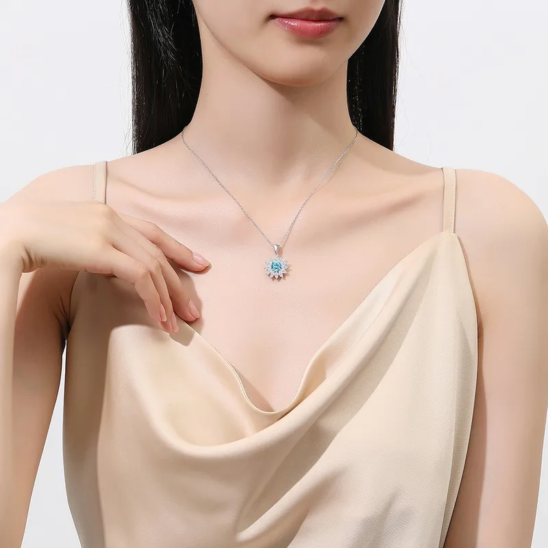 Beautiful Leaf Necklace - Image 5